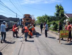 Tanggap darurat Dinas PUPR Tubaba Bersama masyarakat perbaiki jalan provinsi